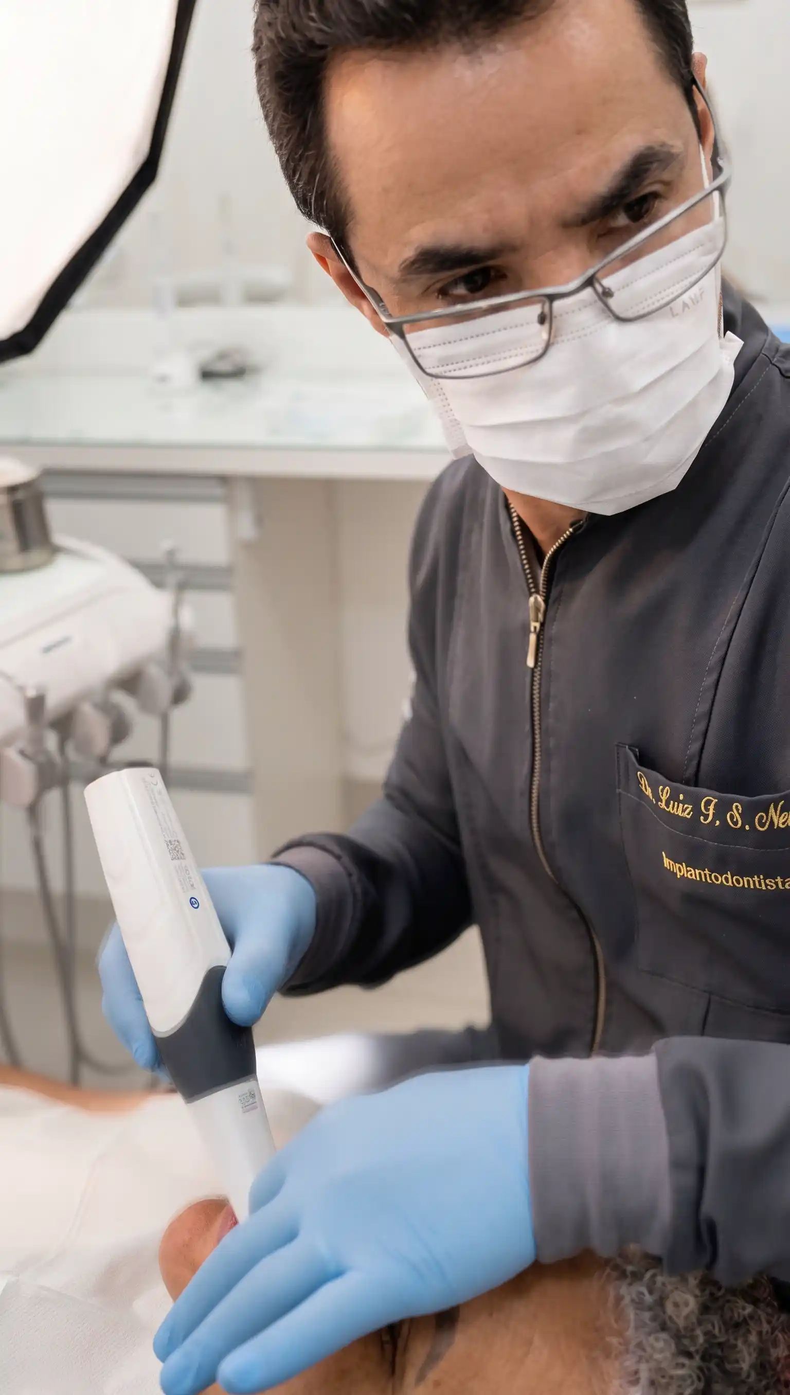 Dr. Luiz Neto realizando escaneamento intraoral