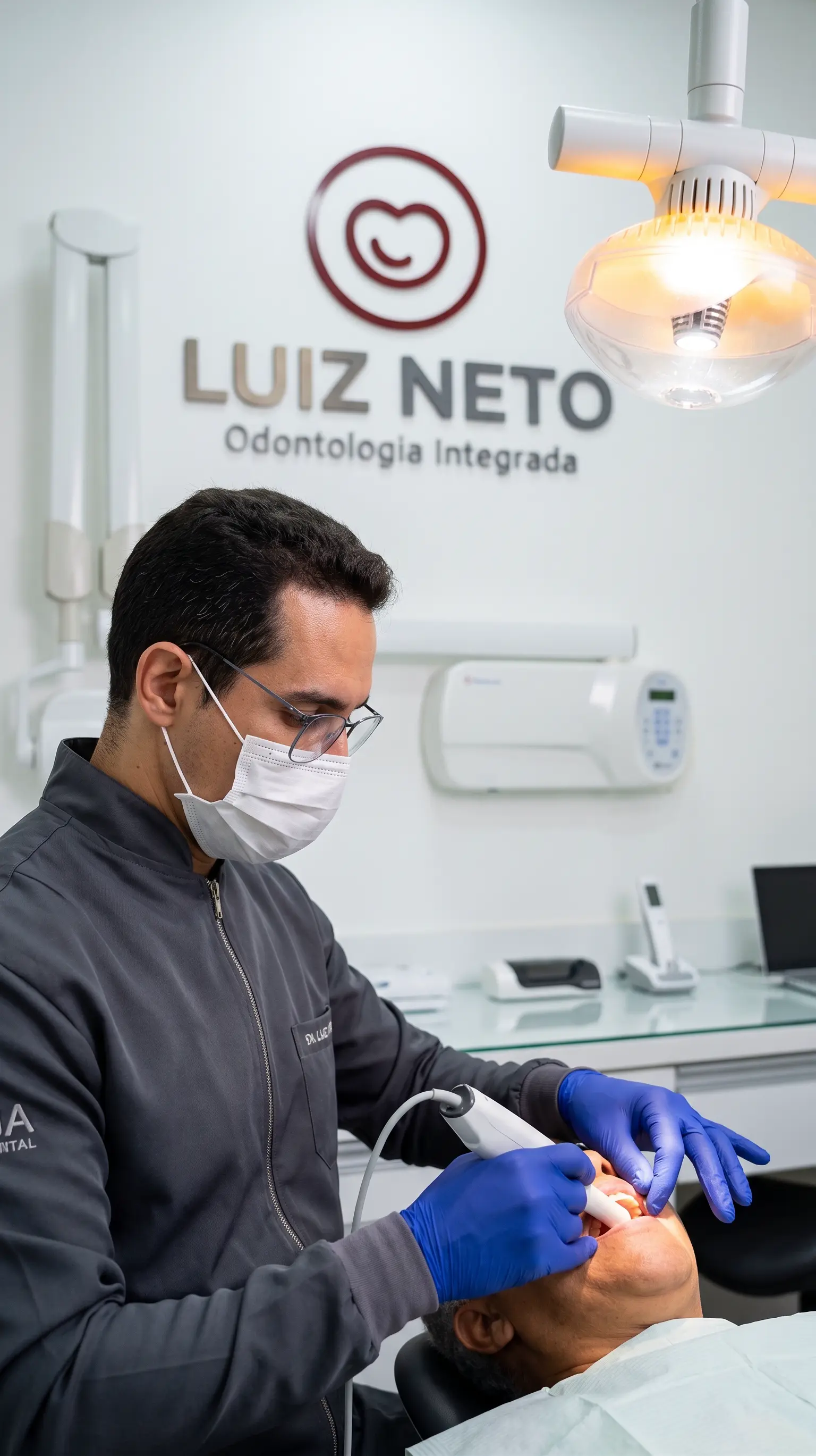 Atendimento com scanner intraoral na Luiz Neto Odontologia